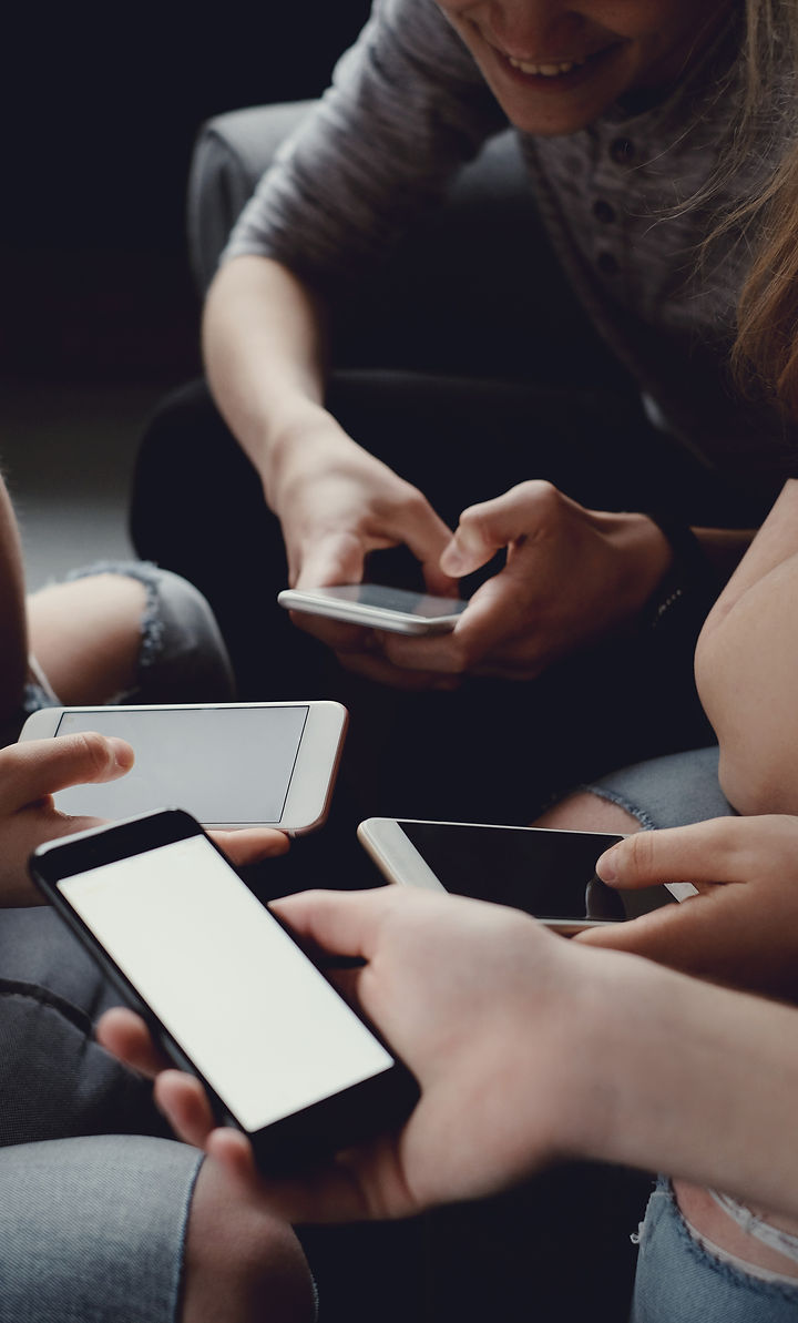 teenagers-using-mobile-phones