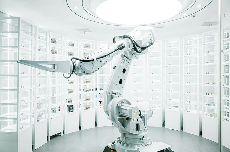 Future smart factory with AI-driven analytics and autonomous production systems.